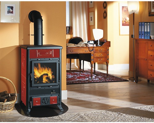 Holzofen mit Feuer im Wohnzimmer