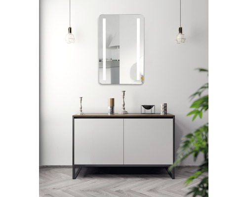 Modernes Badezimmer mit beleuchtetem Spiegel über einem Unterschrank