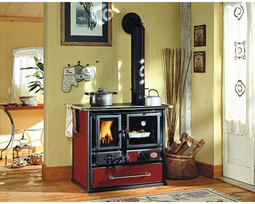 Holzherd in einer Küche mit Kochtopf und Kessel.