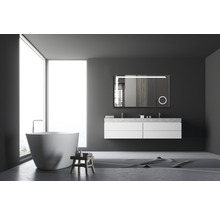 Modernes Badezimmer mit Badewanne, Waschtisch und Spiegel mit Beleuchtung
