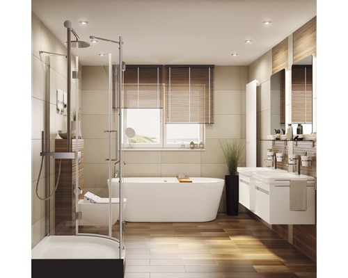 Helles Badezimmer mit Dusche, Badewanne, Waschbecken und Fenster.