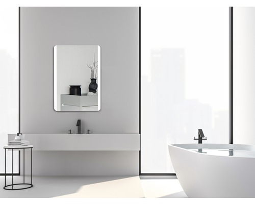 Badezimmer mit Waschbecken, Spiegel, Badewanne und minimalistischem Design