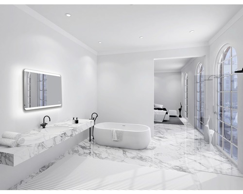 Helles Badezimmer mit Badewanne, Waschtisch mit Marmorplatte und beleuchtetem Spiegel