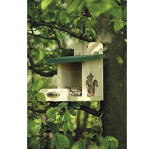 Holzfutterhaus für Eichhörnchen im Baum mit dem Debar Logo