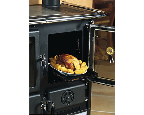 Holzherd mit gebratenem Huhn und Kroketten im Ofen