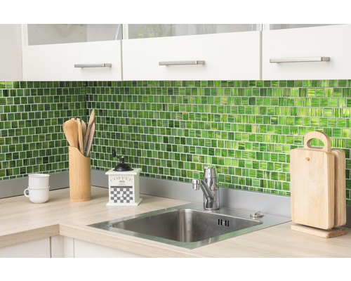 Küchenszene mit grünen Mosaikfliesen, Spüle und Arbeitsplatte
