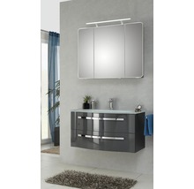 Badezimmer mit Waschbeckenunterschrank, Spiegelschrank und Beleuchtung