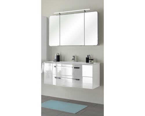 Badezimmer mit Waschbeckenunterschrank, Waschtisch und Spiegelschrank mit Beleuchtung