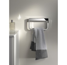 Rechteckiger Handtuchhalter mit Handtuch im Badezimmer