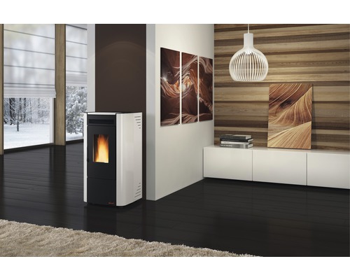 Modernes Wohnzimmer mit Pelletofen, weißem Lowboard und Holzvertäfelung