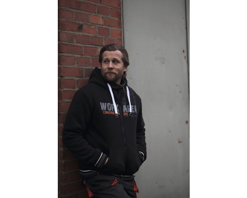 Mann mit Kapuzenjacke für die Arbeit