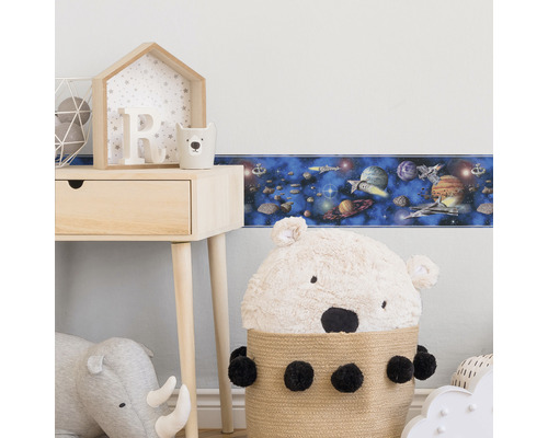 Raumtapetenbordüre im Kinderzimmer mit Tisch und Dekoration