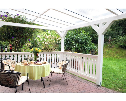 Terrasse mit Überdachung, Tisch und Stühlen für den Außenbereich