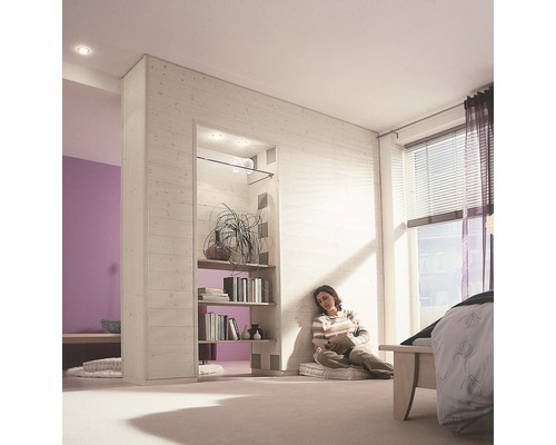 Heller Raum mit Bücherregal, Frau liest Buch