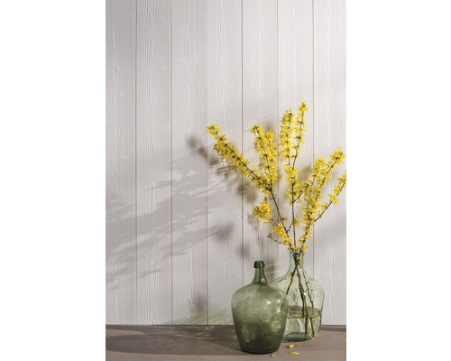 Helle Holzpaneele mit zwei Glasvasen und gelben Blumen