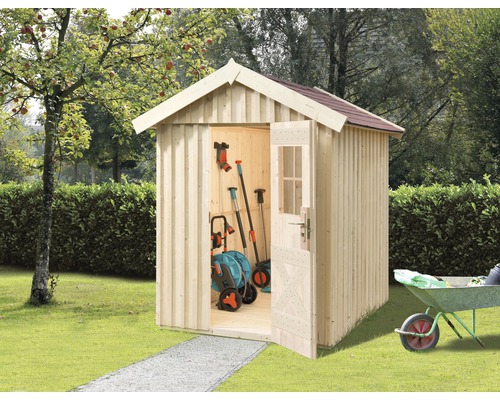 Gartenschuppen aus Holz mit geöffneter Tür und Gartengeräten im Inneren