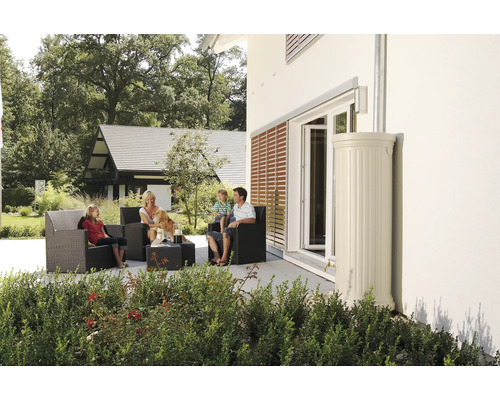 Familie entspannt im Garten mit Regenwassertank zur Bewässerung