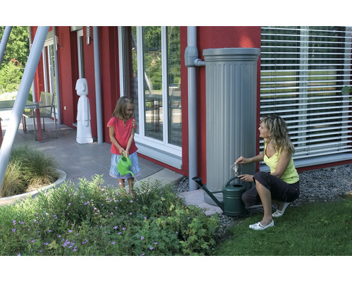 Szene im Garten mit Kind, Frau, Regentonne und Gießkannen