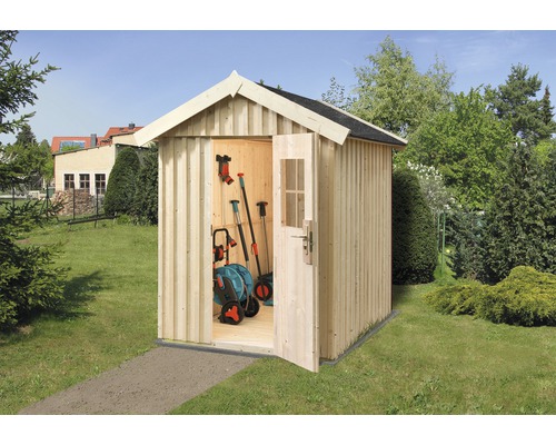 Gartenschrank aus Holz mit geöffneter Tür und Gartengeräten im Inneren.