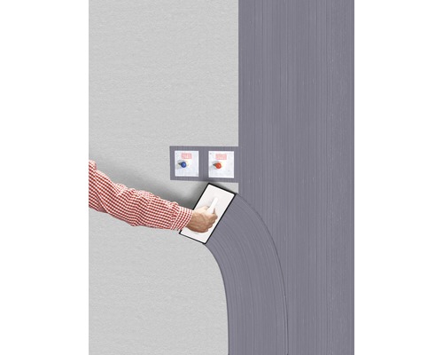 Eine Person trägt eine Beschichtung auf eine Wand mit einer Glättkelle auf.