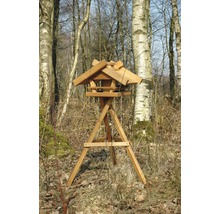 Vogelhaus aus Holz mit Ständer im Wald