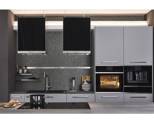 Moderne Küche mit Dunstabzugshauben, Einbaubackofen und Kaffeevollautomat
