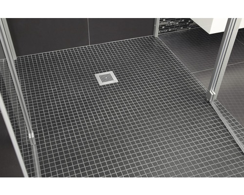 Badezimmer mit dunklen quadratischen Fliesen, Duschkabine und Abfluss