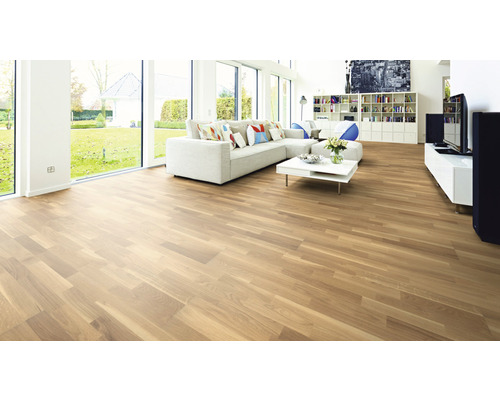 Heller Wohnraum mit Laminatboden, Sofa und Wohnzimmermöbeln