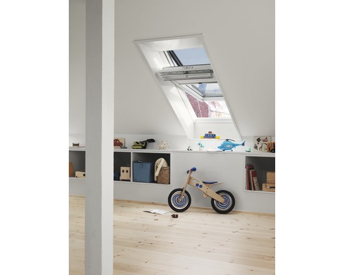 Helles Kinderzimmer mit Dachfenster, Holzregal und Spielzeug