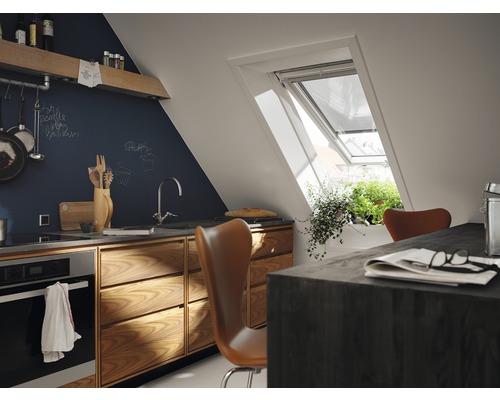 Helle Küche mit Dachfenster, Holzschränken und dunkler Arbeitsplatte
