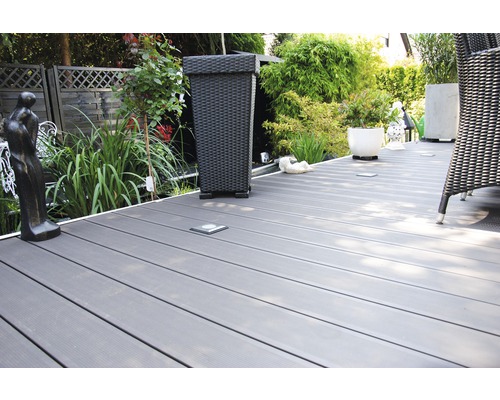 Terrasse mit Dielen, Pflanzen und Dekoration im Außenbereich