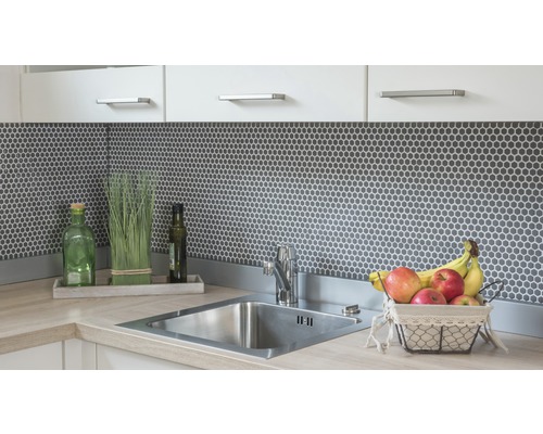 Küchenspüle mit Armatur und Mosaikfliesen