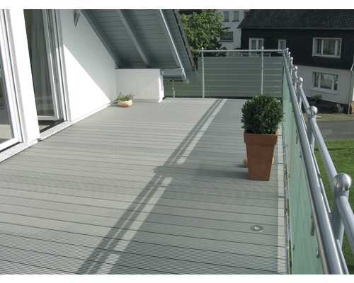 Terrasse mit grauen Terrassendielen, Geländer und Topfpflanzen.