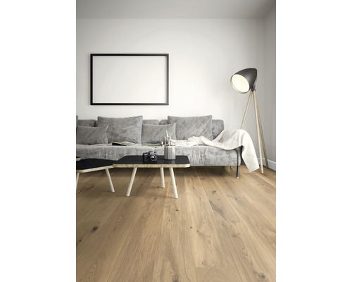 Wohnzimmer mit Sofa, Tisch und Stehlampe auf Holzboden
