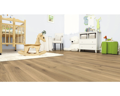 Kinderzimmer mit Holzboden, Kinderbett, Schaukelpferd, Kommode und Teddybär