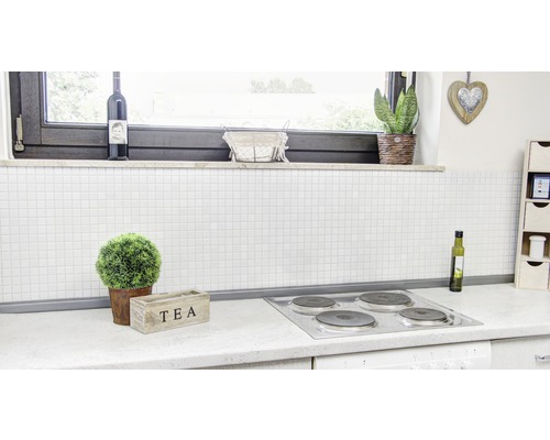 Küchenszene mit Kochfeld, Fliesen und Dekoration