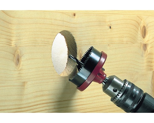 Lochsäge bohrt ein Loch in ein Holzbrett