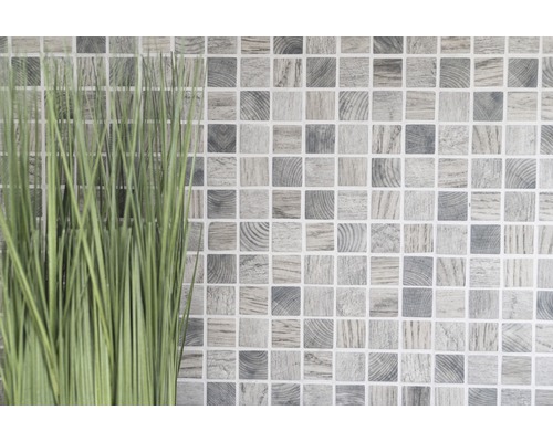 Quadratische Mosaikfliesen mit Holzoptik und Pflanze