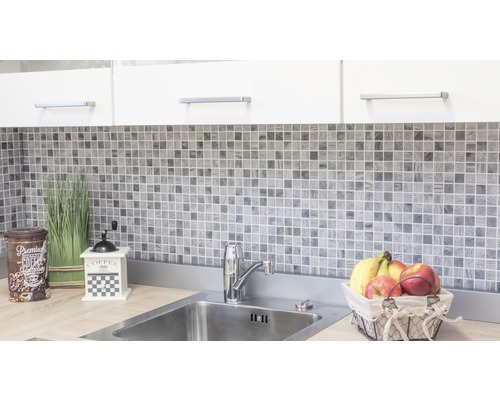 Küchenszene mit Mosaikfliesen, Spüle und dekorativen Elementen.