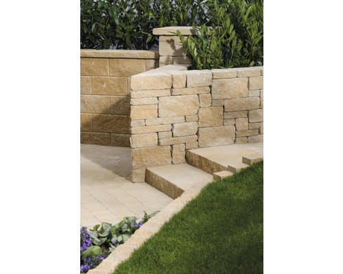 Gartenlandschaft mit Trockenmauer und Stufenanlage