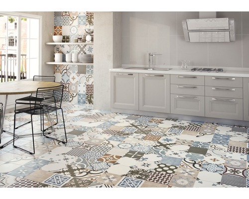 Küche mit Patchwork Fliesenboden und Küchenzeile