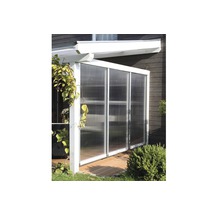 Terrassenüberdachung mit transparenten Wandelementen und Holzterrasse