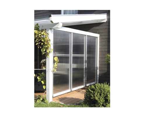Terrassenüberdachung mit transparenten Wandelementen und Holzterrasse