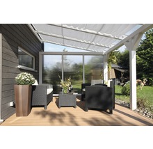 Terrasse mit Pergola, Sitzgruppe und Pflanzkübel für den Außenbereich.