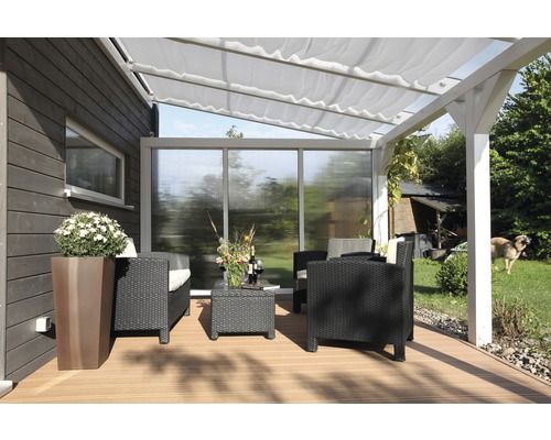 Terrasse mit Pergola, Sitzgruppe und Pflanzkübel für den Außenbereich.