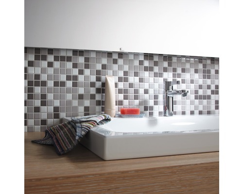 Badezimmer Waschbecken mit Armatur, Mosaikfliesen, Handtuch, Seife und Kosmetikprodukt