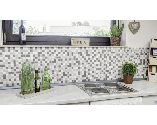 Küchenansicht mit Mosaikfliesenwand, Dekoration und Kochfeld