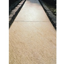 Gartenweg mit Steineinfassung