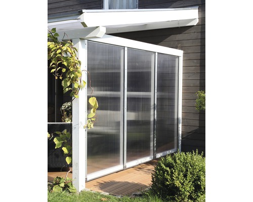 Terrassenüberdachung mit transparenten Paneelen und Holzrahmen