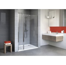Badezimmer mit Dusche, Waschbecken und Spiegel